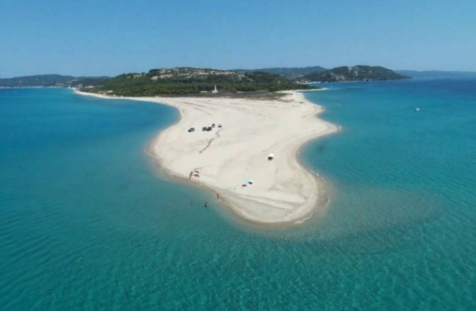 Έχετε πάει στη μοναδική ελληνική παραλία που αλλάζει σχήμα και.. εξαφανίζεται;