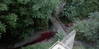 Θεσσαλονίκη: Ανεξήγητο φαινόμενο - Ρέει κόκκινο ποτάμι