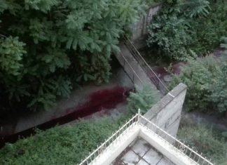 Θεσσαλονίκη: Ανεξήγητο φαινόμενο - Ρέει κόκκινο ποτάμι