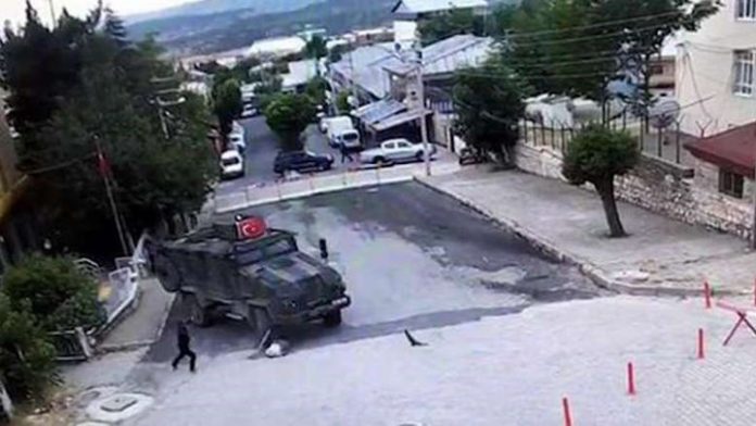 ΤΟΥΡΚΙΑ: Φορτηγό του στρατού παρασύρει γυναίκα - Σκληρές εικόνες
