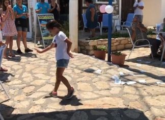 Καστελόριζο: Κοριτσάκι χορεύει ζεϊμπέκικο και γίνεται viral