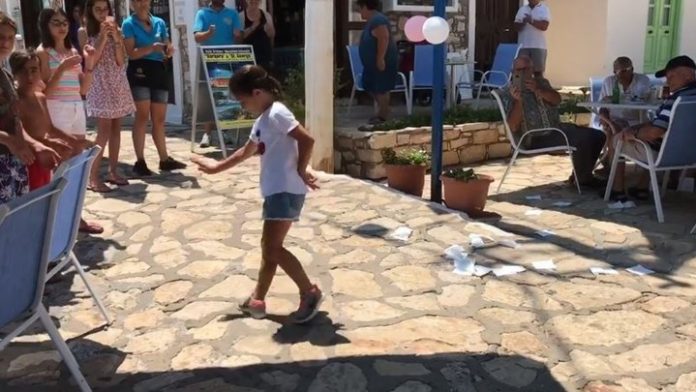 Καστελόριζο: Κοριτσάκι χορεύει ζεϊμπέκικο και γίνεται viral