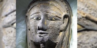 ΑΙΓΥΠΤΟΣ: Αρχαιοελληνικής τεχνοτροπίας η επιχρυσωμένη μάσκα μούμιας που βρέθηκε στην πόλη Σακκάρα