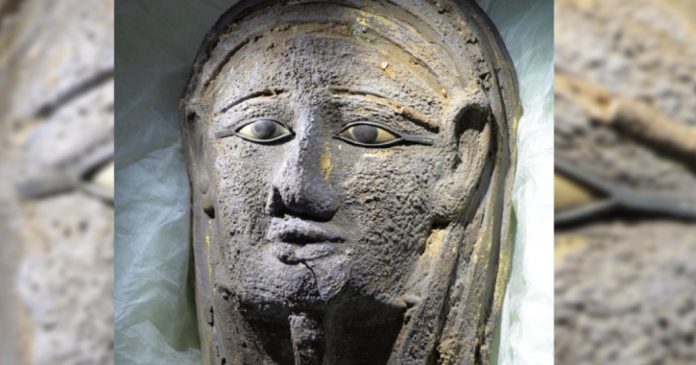ΑΙΓΥΠΤΟΣ: Αρχαιοελληνικής τεχνοτροπίας η επιχρυσωμένη μάσκα μούμιας που βρέθηκε στην πόλη Σακκάρα