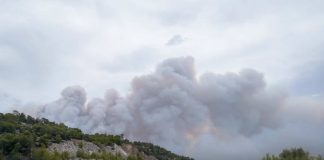 Ανεξέλεγκτη η φωτιά στα Γεράνεια Όρη - Καίγονται σπίτια στην Κινέτα