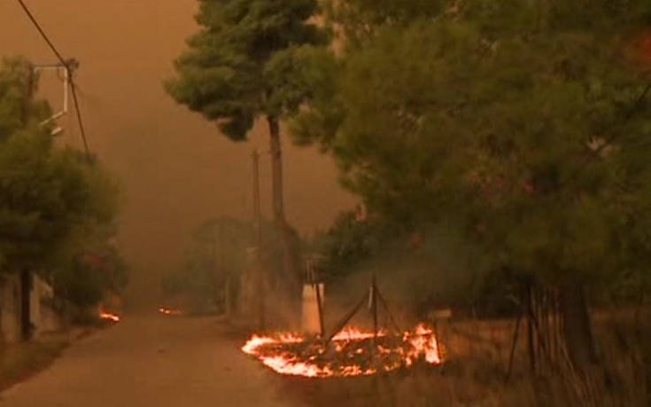 Ανεξέλεγκτη η φωτιά στα Γεράνεια Όρη - Καίγονται σπίτια στην Κινέτα 