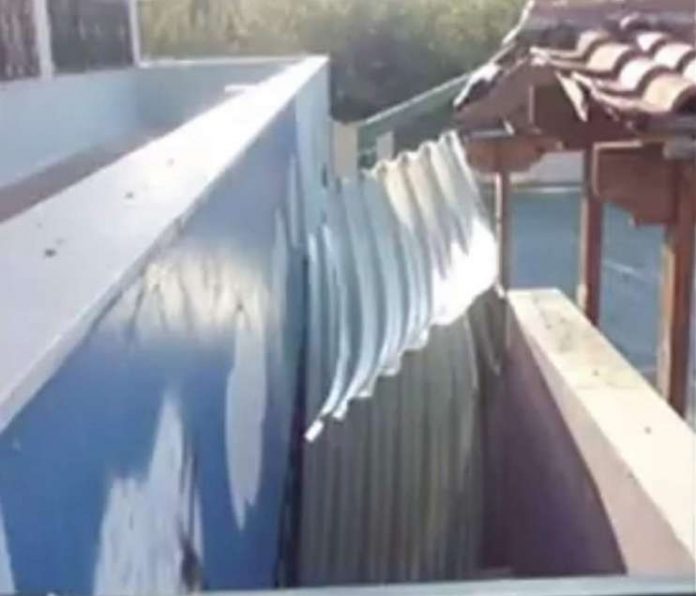 Καματερό: Αποκολλήθηκε η στέγη του 2ου Δημοτικού Σχολείου λόγω των ισχυρών ανέμων