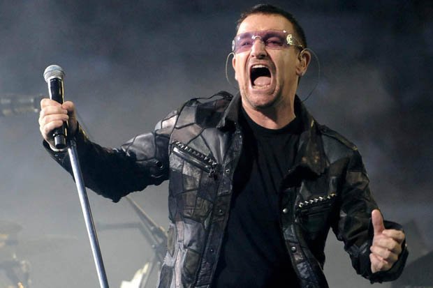ΒΕΡΟΛΙΝΟ: Σοκ για τον Μπόνο επί σκηνής - «Έχασε» την φωνή του και διέκοψε την συναυλία των U2 στο Βερολίνο