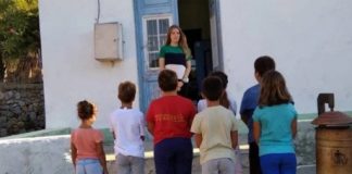 Eλένη Tάνου: Η δασκάλα που κάθε πρωί πάει στην Τέλενδο με βαρκούλα