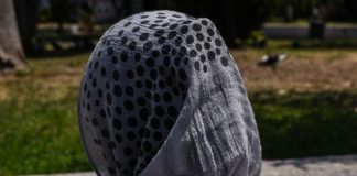 Επιτέθηκαν σε 9χρονο κοριτσάκι επειδή φορούσε μαντήλι στο κεφάλι