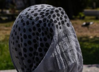 Επιτέθηκαν σε 9χρονο κοριτσάκι επειδή φορούσε μαντήλι στο κεφάλι