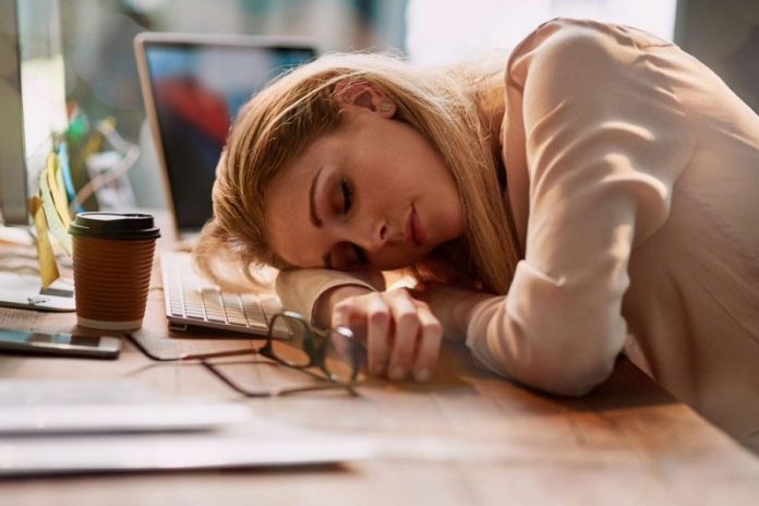 Πόσο αποδίδεται στη δουλειά σας; Αν κοιμάστε 5 ώρες τη μέρα είναι σαν να έχετε πιει ένα μπουκάλι κρασί