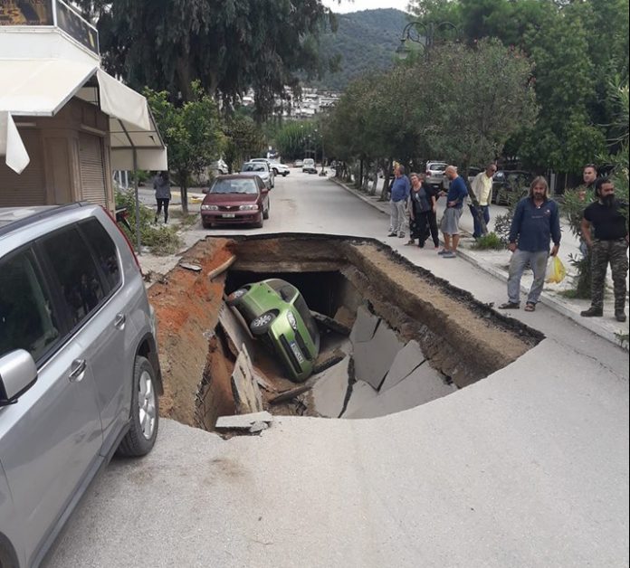 Εύβοια: Δρόμος «ρούφηξε» αυτοκίνητο στα Λουτρά Αιδηψού