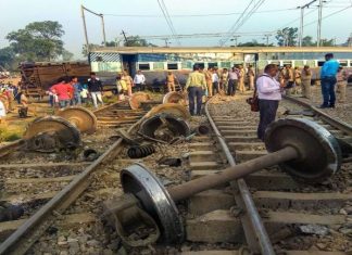 Έκτακτο - ΙΝΔΙΑ: Τρένο έπεσε πάνω σε πλήθος – Φόβοι για τουλάχιστον 50 νεκρούς