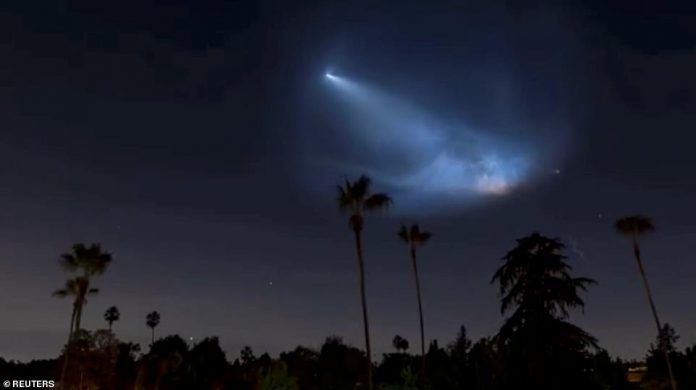 ΚΑΛΙΦΟΡΝΙΑ: Εντυπωσιακή εκτόξευση πυραύλου της SpaceX που άφησε πίσω του ένα μοναδικό νεφέλωμα