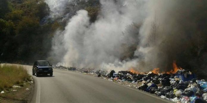 Κέρκυρα: Χάος εξαιτίας της φωτιάς στα σκουπίδια του νησιού