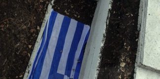 Η ελληνική σημαία στο μνήμα του Κωνσταντίνου Κατσίφα