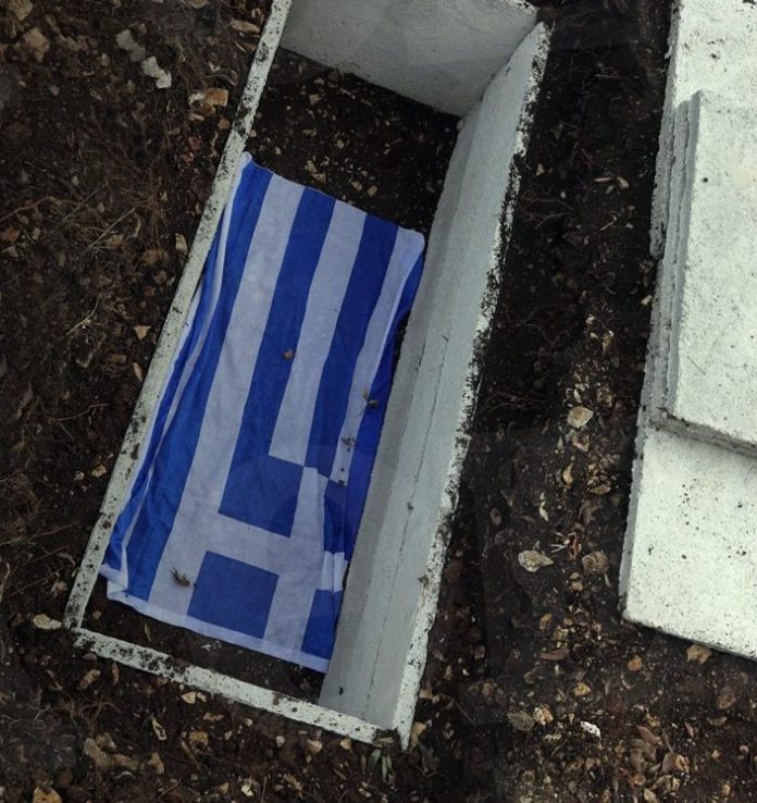 Η ελληνική σημαία στο μνήμα του Κωνσταντίνου Κατσίφα