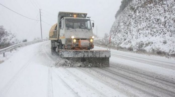 Λάρισα: Απαγορεύτηκε η κυκλοφορία βαρέων οχημάτων λόγω χιονιά