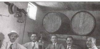 «Μέσ’ την υπόγεια την ταβέρνα», πίνει κρασάκι με φίλους του