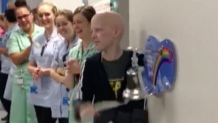 Νίκησε τον καρκίνο: Εννιάχρονος κάνει τον «γύρο του θριάμβου»