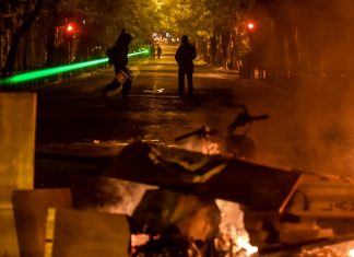 Εξάρχεια: Οδομαχίες, μολότοφ και φωτιές – Δύο τραυματίες