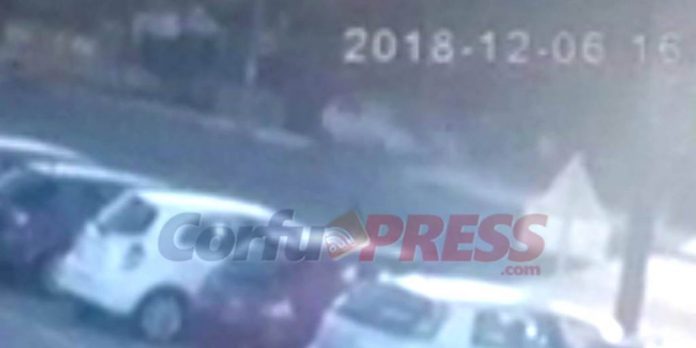 Κέρκυρα: Απίστευτο τροχαίο - Αυτοκίνητο αναποδογύρισε και προσγειώθηκε στο πεζοδρόμιο