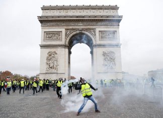 Συγκρούσεις ξέσπασαν ανάμεσα σε δεκάδες διαδηλωτές και αστυνομικούς στο Παρίσι κατά το 23ο Σάββατο των διαδηλώσεων των «κίτρινων γιλέκων».