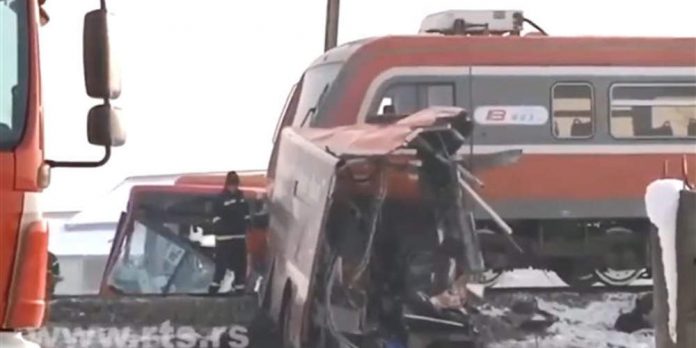 ΣΕΡΒΙΑ - Τραγωδία: Πέντε νεκροί από σύγκρουση τραίνου με λεωφορείο