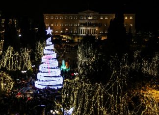Αθήνα: Άναψαν τα φωτάκια στο χριστουγεννιάτικο δέντρο στο Σύνταγμα