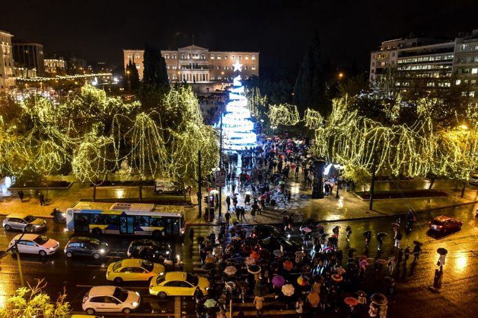 Αθήνα: Άναψαν τα φωτάκια στο χριστουγεννιάτικο δέντρο στο Σύνταγμα
