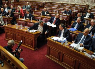 Βουλή: Στο «κόκκινο» η ένταση στην επιτροπή για τις Πρέσπες με φωνές και διακοπές