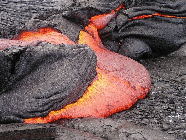 Ένα εντυπωσιακό βίντεο με ηφαιστειακή λάβα τη στιγμή που «σκάει» ο φλοιός της γης