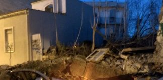 Γκάζι: Κατέρρευσε ένα σπίτι και καταπλάκωσε δύο αυτοκίνητα