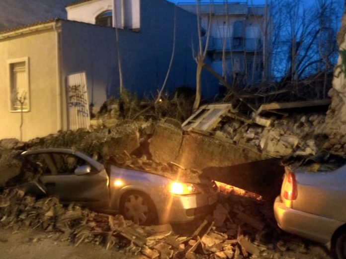Γκάζι: Κατέρρευσε ένα σπίτι και καταπλάκωσε δύο αυτοκίνητα