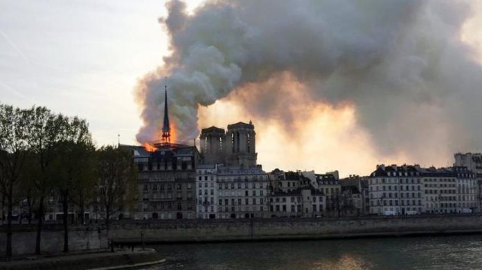 ΠΑΡΙΣΙ: Παγκόσμια θλίψη - Μεγάλη φωτιά καταστρέφει την Παναγία των Παρισίων