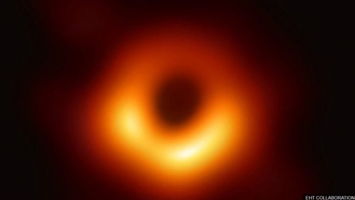 Η NASA δημοσίευσε την πρώτη φωτογραφία της μαύρης τρύπας