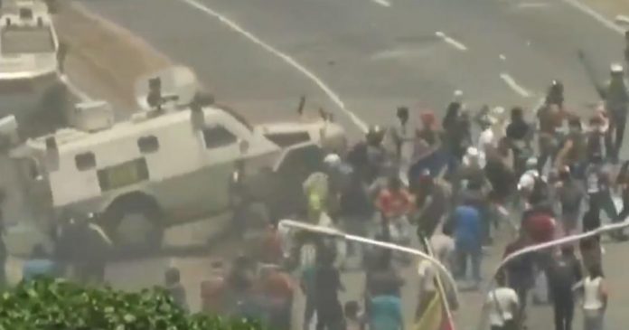 ΒΕΝΕΖΟΥΕΛΑ: Βίντεο ΣΟΚ - Τεθωρακισμένο του Μαδούρο πατά διαδηλωτές