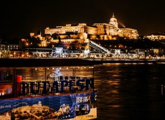 Ποταμόπλοιο με δεκάδες επιβαίνοντες ανετράπη στο Δούναβη