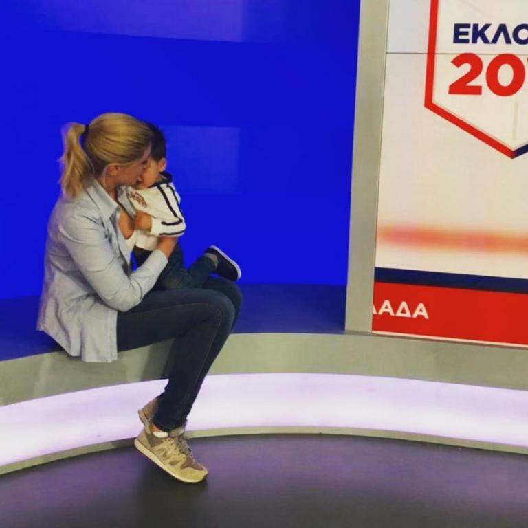 Κοσιώνη: Η τρυφερή φωτογραφία με τον γιο της από το στούντιο του δελτίου ειδήσεων (φωτό)