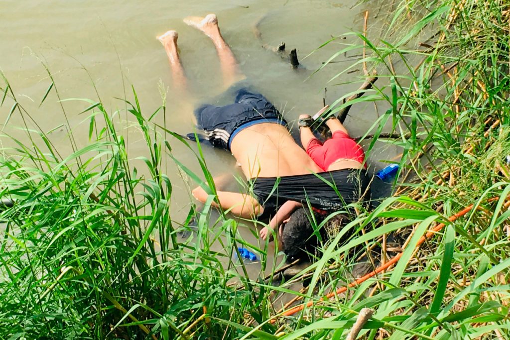 Τραγωδία: Πατέρας πνίγηκε με την κόρη του προσπαθώντας να περάσουν από το Μεξικό στις ΗΠΑ