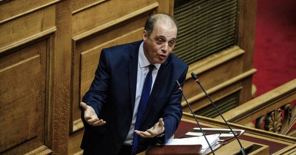 Βουλή: Αποδοκιμάστηκε ο Βελόπουλος για τις αντιεμβολιαστικές θεωρίες