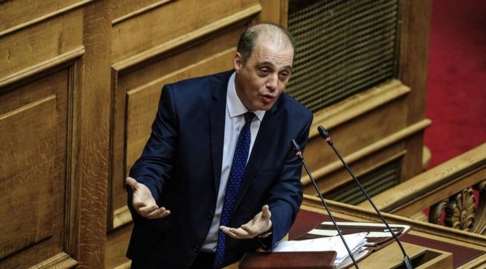 Βουλή: Αποδοκιμάστηκε ο Βελόπουλος για τις αντιεμβολιαστικές θεωρίες