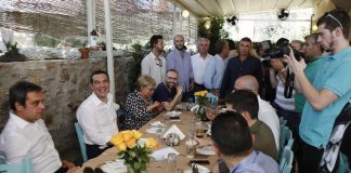 Σε ταβέρνα στο Λαύριο το καθιερωμένο γεύμα του πρωθυπουργού με τους δημοσιογράφους