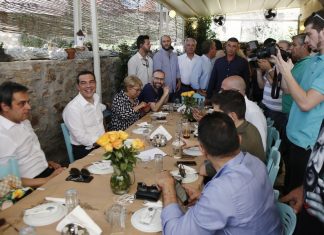 Σε ταβέρνα στο Λαύριο το καθιερωμένο γεύμα του πρωθυπουργού με τους δημοσιογράφους