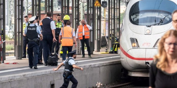 Τραγικό θάνατο βρήκε ένα οκτάχρονο αγόρι στη Φρανκφούρτη που το παρέσυρε τρένο, όταν ένας άνδρας το έσπρωξε μαζί με τη μητέρα του στις ράγες!