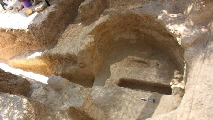 Δύο νέοι ασύλητοι τάφοι αποκαλύφθηκαν στα Αηδόνια Νεμέας