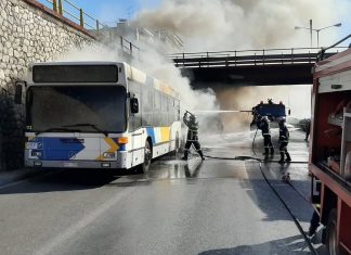 Εθνική οδός: Στις φλόγες διπλό λεωφορείο του ΟΑΣΑ