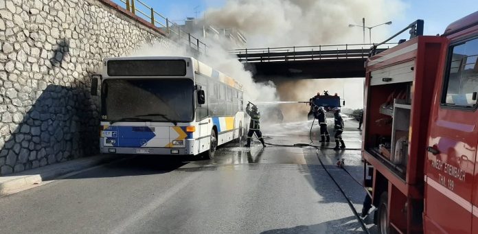 Εθνική οδός: Στις φλόγες διπλό λεωφορείο του ΟΑΣΑ