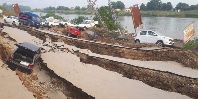ΠΑΚΙΣΤΑΝ: Άνοιξε η γη - Νεκροί και τραυματίες από τον σεισμό των 5,8 Ρίχτερ